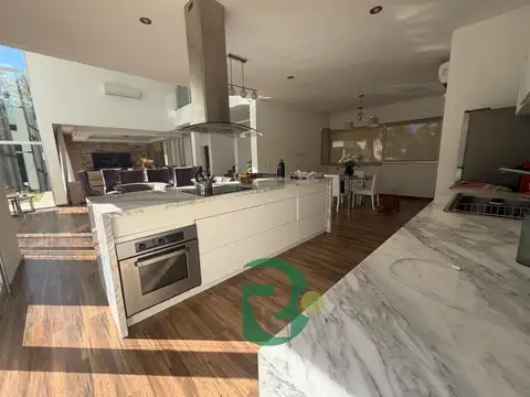Casa en Venta con 6 cocheras