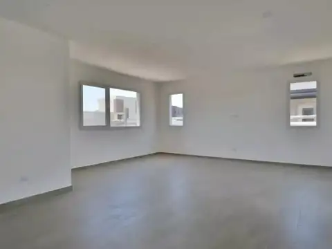 Casa en Venta con 3 cocheras