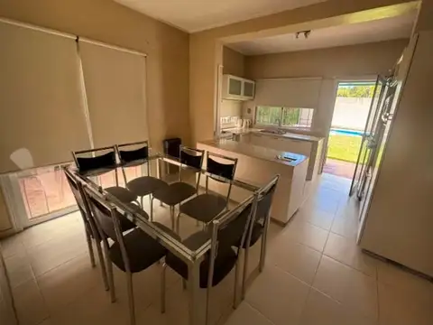 Casa en Alquiler con 1 cochera