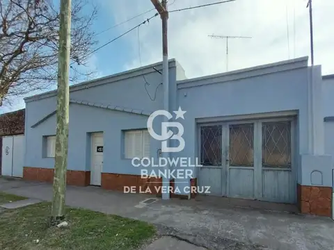 Casa a refaccionar  gran terreno en venta Presidente Arturo Illia  al 400