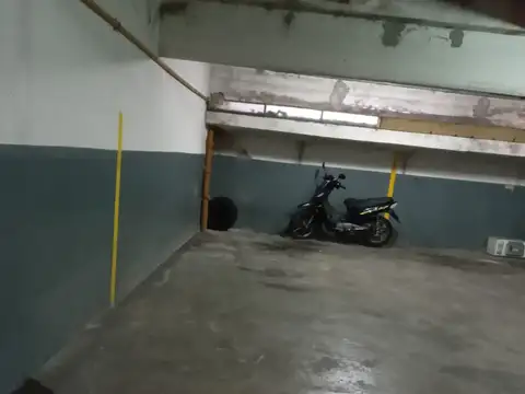 COCHERA CUBIERTA EN VENTA PARQUE CENTENARIO. PLANTA NIVEL.-