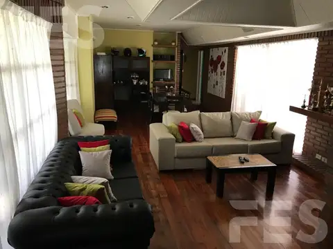 Casa en Alquiler con 6 cocheras