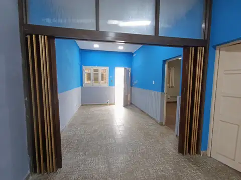 Casa 9 ambientes con 2 baños