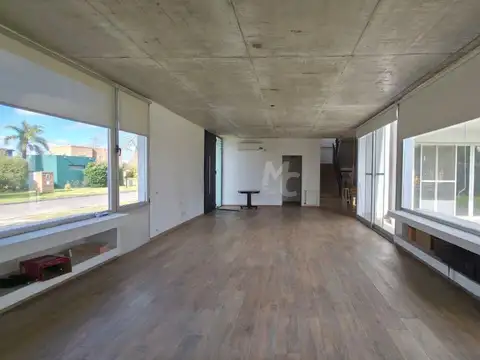 Casa en Venta con 4 cocheras