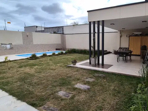 Casa moderna con piscina, cochera doble y amplio sector de quincho