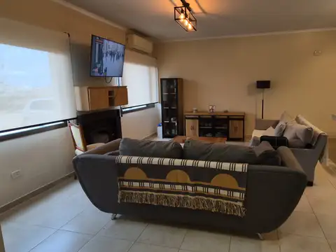 Casa moderna con piscina, cochera doble y amplio sector de quincho