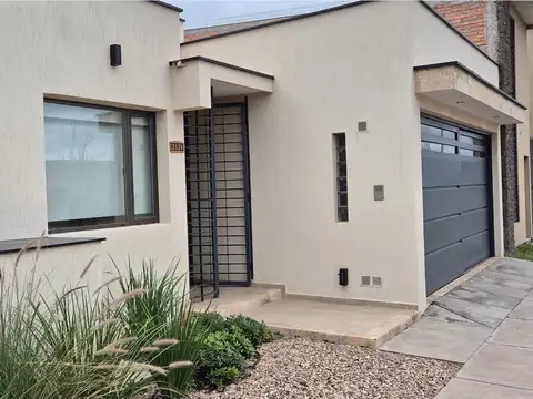 Casa moderna con piscina, cochera doble y amplio sector de quincho