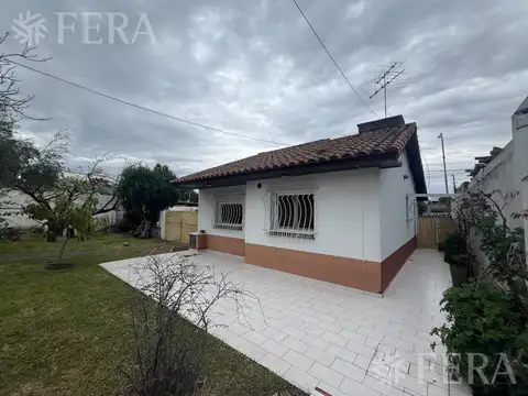 Venta casa 3 ambientes con jardín, cochera y gran fondo libre en Quilmes