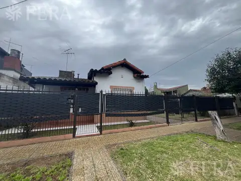 Venta casa 3 ambientes con jardín, cochera y gran fondo libre en Quilmes