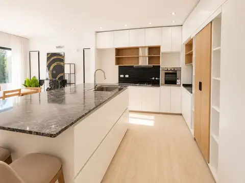 Casa 4 ambientes con 2 baños