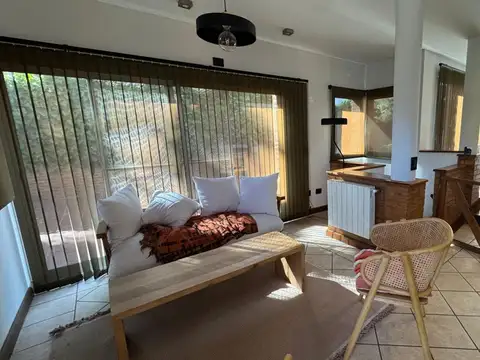 Casa 8 ambientes con 4 baños