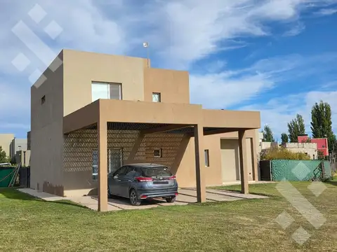 En venta Apta credito hipotecario, casa de 3 dormitorios con pileta, B. Finca Villa  Muluen