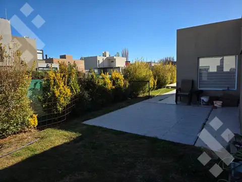 En venta Apta credito hipotecario BBVA , casa de 3 dormitorios con pileta, B. Finca Villa  Muluen