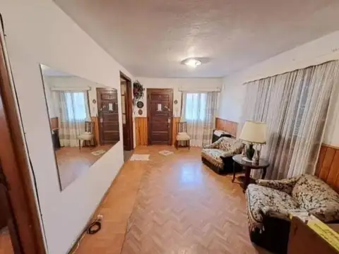Venta. Casa. 4 Ambientes. Patio, Parrilla, Fondo Libre.