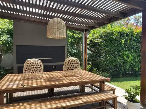 Casa 5 ambientes con 4 baños
