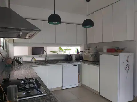 Casa en venta y en alquiler anual -Santa Bárbara, 4 dormitorios, a la laguna
