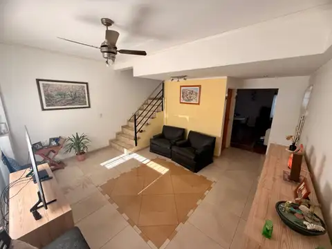 CASA EN VENTA CON DOS UNIDADES EN BLOCK 4 AMBIENTES AL FRENTE Y 2 AMBIENTES AL C/FRENTE