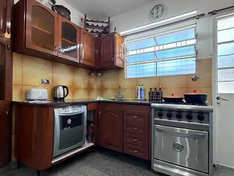 Casa 4 ambientes con 2 baños