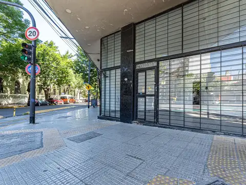 Local en esquina en Venta- Alta exposicion- Doble Altura