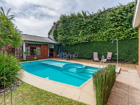 Venta – Casa 5 Dormitorios con patio, pileta y quincho – Villa Constitución Centro
