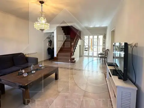 Casa 7 ambientes con 4 baños