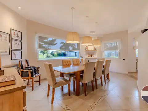 Casa 4 ambientes con 5 baños
