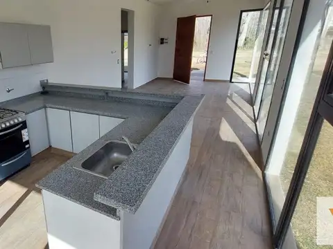 Casa 4 ambientes con 2 baños