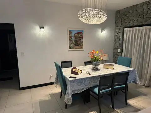 Casa en Venta con 3 cocheras