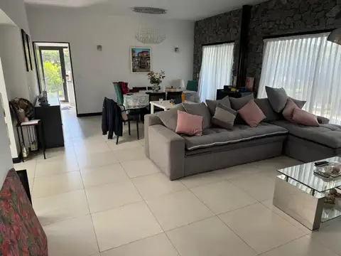 Casa 5 ambientes con 4 baños