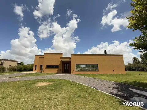 Casa en alquiler - 4 Dormitorios 4 Baños - 1.750Mts2 - La Plata