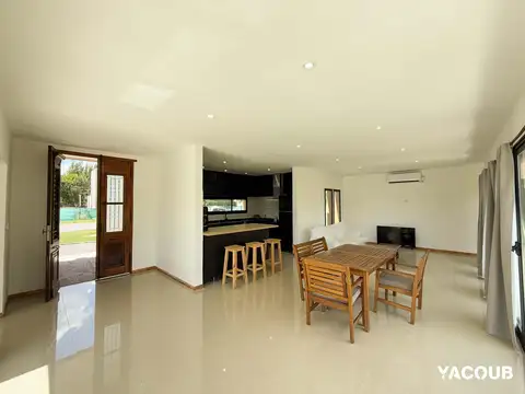 Casa en alquiler - 4 Dormitorios 4 Baños - 1.750Mts2 - La Plata