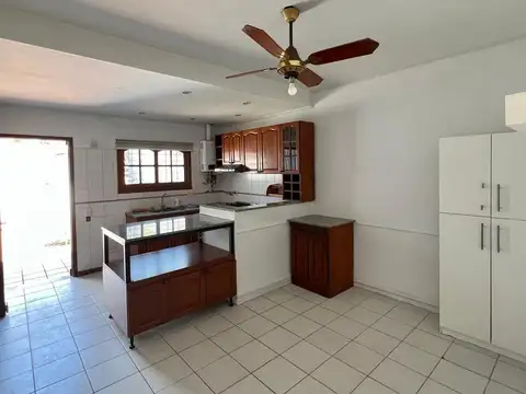 Casa 6 ambientes con 2 baños