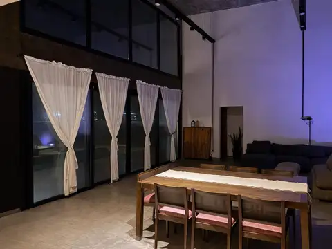 Casa en Alquiler con 5 cocheras