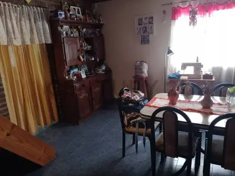 Casa 7 ambientes con 2 baños