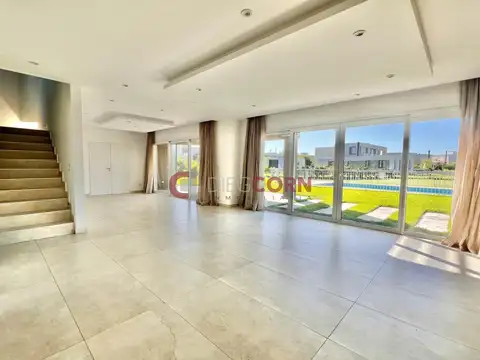 Casa 7 ambientes con 5 baños