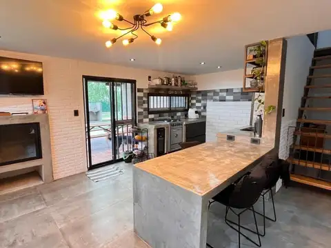 MODERNA CASA CON GRAN PARQUE Y PILETA EN VILLA ADRIANA