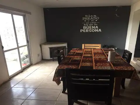 Casa  4 habitaciones 2 baños 1 cochera - Terreno 760mts2 - Villa Elvira