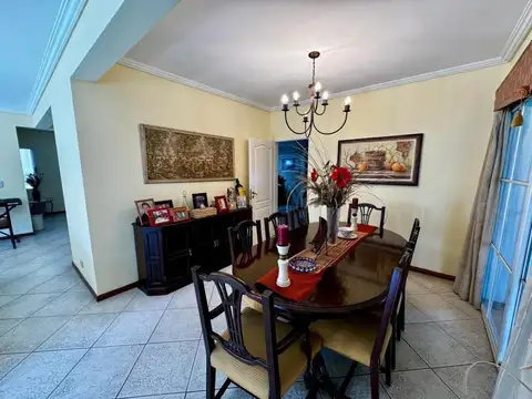 Casa 5 ambientes con 3 baños
