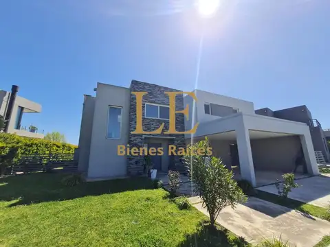 Casa 6 ambientes con 5 baños