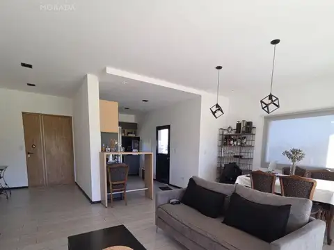 Casa en Alquiler con 3 cocheras