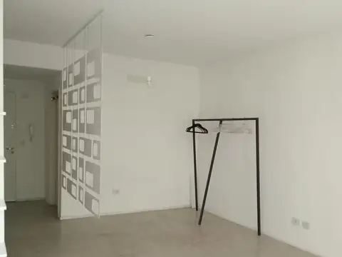 Monoambiente con balcón al frente. APTO PROFESIONAL