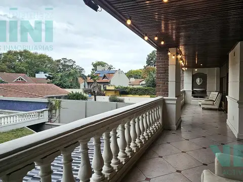 Casa 8 ambientes con 6 baños