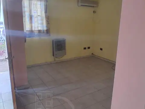 Casa en Alquiler con 2 cocheras