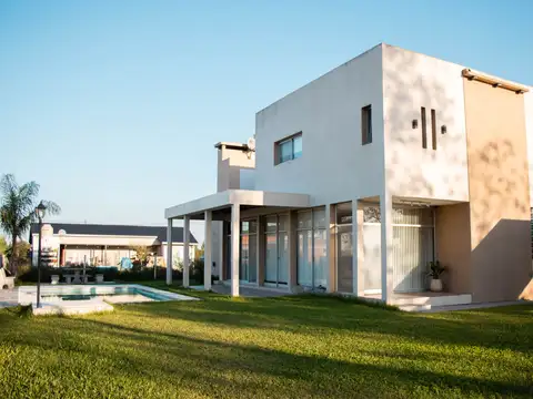 Casa en venta de 3 dormitorios - Barrio el Remanso (185 e/78 y 85)