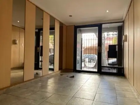 2 AMBIENTES SEMI-PISO CT-FRENTE, TODA LA LUZ Y AIRE, A PASOS DE AV. RIVADAVIA BAJAS EXPENSAS PLACAR
