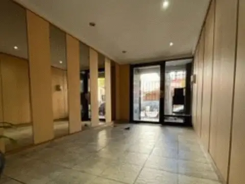 2 AMBIENTES SEMI-PISO CT-FRENTE, TODA LA LUZ Y AIRE, A PASOS DE AV. RIVADAVIA BAJAS EXPENSAS PLACAR