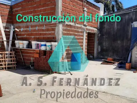 CASA (2 EDIFICACIONES EN UN TERRENO)