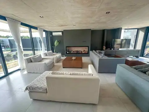 Casa 6 ambientes con 5 baños