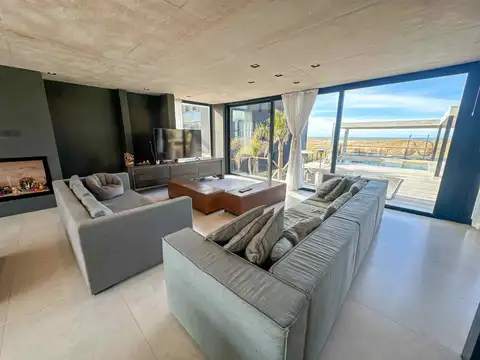 Casa en Venta con 3 cocheras