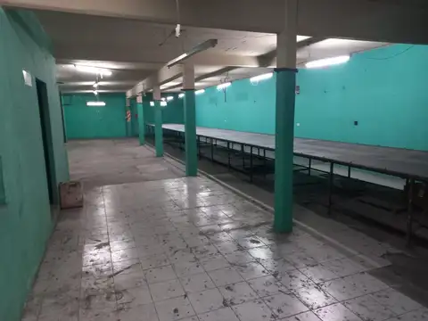 Alquiler - Depósito/galpón/showroom - 2 planta abiertas libre 8.33x20 y 8.33x25 - Flores